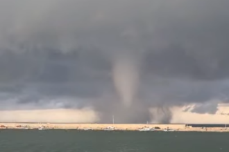 Una doppia tromba marina ha attirato gli sguardi davanti alla costa di Marsala nella mattinata di oggi, venerdì 9 ottobre, mentre il maltempo colpiva la Sicilia occidentale in una giornata di allerta gialla. Due vortici paralleli si sono formati sul mare, a breve distanza dalla riva, sotto una cella temporalesca. Le immagini, girate dalla zona del porto, sono state diffuse da Tp24 in un video.
