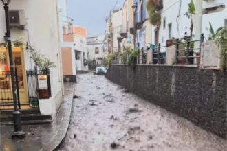 Una notte di pioggia violentissima ha messo in ginocchio Lipari, nelle Eolie, dove torrenti d'acqua hanno invaso le vie Mariano Amendola, Roma e Zinzolo, trascinando con sé materiale di ogni tipo. Il maltempo non ha dato tregua per ore e ha lasciato strade allagate, auto spostate con violenza e residenti isolati.