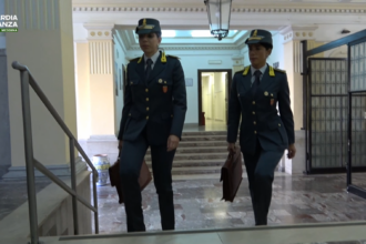 I Finanzieri del Comando Provinciale di Messina, congiuntamente con Ispettori della Direzione Provinciale INPS Messina, hanno eseguito un controllo presso un’associazione di volontariato fittizia, in seguito al quale è emerso che i presunti volontari venivano in realtà pagati, peraltro in contanti, senza un regolare contratto di lavoro.