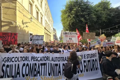 Circa cinquemila studenti, secondo le prime stime degli organizzatori, stanno manifestando in piazza Marina a Palermo, dopo una settimana di proteste nelle varie scuole della città. Decine gli istituti coinvolti, dai licei più centrali fino agli istituti tecnici della periferia. Il corteo studentesco, indetto dalla "Rete Studentesca Palermo, raggiungerà palazzo Comitini, in via Maqueda.