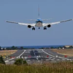 Il settore B1 dello spazio aereo dell’Etna è stato chiuso con effetto immediato e gli arrivi all’aeroporto di Catania sono stati limitati a un massimo di dieci voli ogni ora fino alle 21.