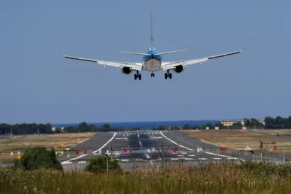 Il settore B1 dello spazio aereo dell’Etna è stato chiuso con effetto immediato e gli arrivi all’aeroporto di Catania sono stati limitati a un massimo di dieci voli ogni ora fino alle 21.