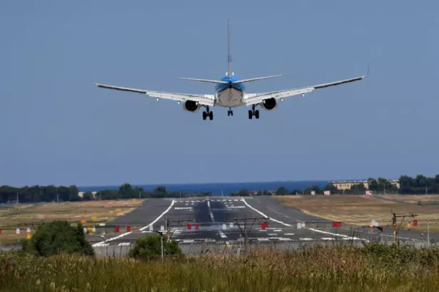 Il settore B1 dello spazio aereo dell’Etna è stato chiuso con effetto immediato e gli arrivi all’aeroporto di Catania sono stati limitati a un massimo di dieci voli ogni ora fino alle 21.