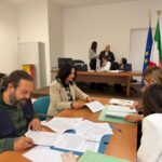 Sono state firmate oggi, nella sede dell’assessorato regionale delle Autonomie locali e della funzione pubblica a Palermo, le prime progressioni verticali per gli 832 dipendenti regionali risultati idonei: 296 assistenti diventeranno funzionari e 536 coadiutori passeranno al profilo di assistente. Il via libera arriva grazie alla recente approvazione del Rendiconto 2025, che segna la svolta per le finanze regionali: dal disavanzo di 7,3 miliardi del 2018 si passa a un avanzo di amministrazione di 7,36 miliardi. Un risultato che ha permesso di avviare anche 138 nuove assunzioni: 22 ispettori tecnici del lavoro, 10 archeologi, 94 agenti del Corpo forestale regionale e altre 12 figure selezionate, in applicazione dell'apposita legge regionale, tra i figli delle donne vittime di femminicidio. In questo caso, la firma dei contratti è iniziata nei giorni scorsi e proseguirà per tutta la settimana insieme a quella per le progressioni verticali.