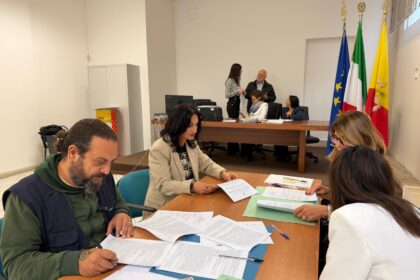 Sono state firmate oggi, nella sede dell’assessorato regionale delle Autonomie locali e della funzione pubblica a Palermo, le prime progressioni verticali per gli 832 dipendenti regionali risultati idonei: 296 assistenti diventeranno funzionari e 536 coadiutori passeranno al profilo di assistente. Il via libera arriva grazie alla recente approvazione del Rendiconto 2025, che segna la svolta per le finanze regionali: dal disavanzo di 7,3 miliardi del 2018 si passa a un avanzo di amministrazione di 7,36 miliardi. Un risultato che ha permesso di avviare anche 138 nuove assunzioni: 22 ispettori tecnici del lavoro, 10 archeologi, 94 agenti del Corpo forestale regionale e altre 12 figure selezionate, in applicazione dell'apposita legge regionale, tra i figli delle donne vittime di femminicidio. In questo caso, la firma dei contratti è iniziata nei giorni scorsi e proseguirà per tutta la settimana insieme a quella per le progressioni verticali.