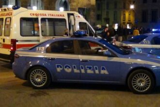 Un quarantenne in stato di forte agitazione è stato bloccato sul davanzale in via Michele Scoto. Due agenti sono finiti in ospedale