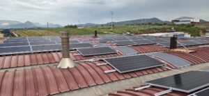 Caro energia: le imprese siciliane investono nel fotovoltaico, ma restano bloccate in attesa dell’allaccio
