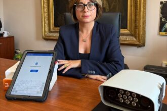 Un nuovo strumento per la sicurezza stradale a Termini Imerese: nei prossimi giorni lo Street Control sarà presente, ben visibile, sulle auto della Polizia Municipale. La sindaca Maria Terranova ha annunciato l'avvio della fase di test e indicato l'obiettivo principale: i veicoli senza assicurazione e senza revisione.