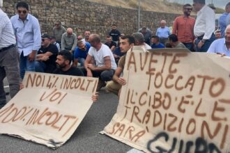 Nuovo sit-in degli agricoltori lungo la statale Agrigento-Palermo. Allo svincolo di Bolognetta gli aderenti ad Agrisat sono scesi in strada contro il caro carburanti, la crisi del settore agricolo e i rincari che pesano sul carrello della spesa.