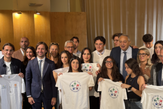 Prendono ufficialmente il via le attività del Servizio Civile Universale presso il Comune di Palermo. La cerimonia di accoglienza per i 66 operatori volontari selezionati si è svolta questa mattina alla presenza del Sindaco di Palermo, Roberto Lagalla, dell’Assessore alle Politiche Giovanili, Fabrizio Ferrandelli, e dei dirigenti degli uffici coinvolti nel progetto che hanno rivolto il proprio benvenuto e augurio di buon lavoro ai giovani partecipanti.