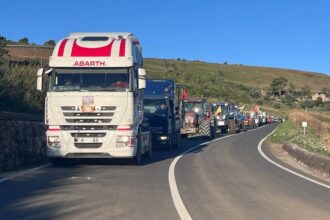 Si chiude la protesta degli autotrasportatori siciliani. I blocchi sono stati revocati dopo l'intesa raggiunta in prefettura a Catania, al termine di un tavolo tecnico. L'accordo permette ai mezzi pesanti di tornare a circolare e avvia il ritorno alla normalità per il trasporto e la distribuzione delle merci in tutta l'Isola.