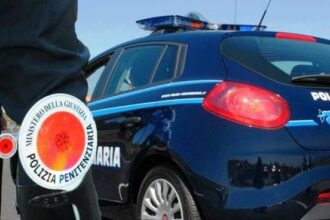 Evade dal carcere di Trapani, ma la sua fuga dura appena tre ore. Un detenuto di 35 anni, di origine straniera e residente a Roma, è scappato attorno alle 4 di stamattina dal reparto Mediterraneo del Pietro Cerulli. Gli agenti della polizia penitenziaria lo hanno bloccato alle 7.10 in via Marsala, a circa due chilometri e mezzo dall’istituto, mentre stava per salire su un autobus.