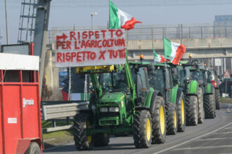 Caro carburanti, nuova mobilitazione venerdì 9 ottobre 2026 degli agricoltori in provincia di Palermo. L’appuntamento sempre di mattina con un presidio nella zona del bivio Bolognetta, lungo le strade statali 121 e 189. L’iniziativa è organizzata dalle organizzazioni Agrisat e Feder Ag, associazione che raggruppa agricoltori e movimenti consumatori e ha l’obiettivo di difendere il cibo sano e il lavoro del settore primario.